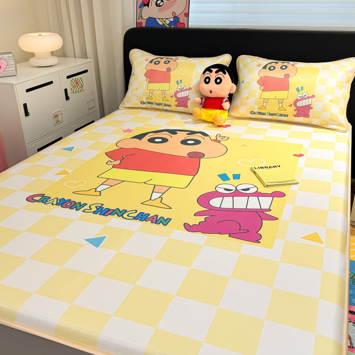 91家纺网 家纺一手货源 找家纺 博雅 2026蜡笔小新正版授权小冰皮大版印花凉席床笠款 大版-奶白格子小新