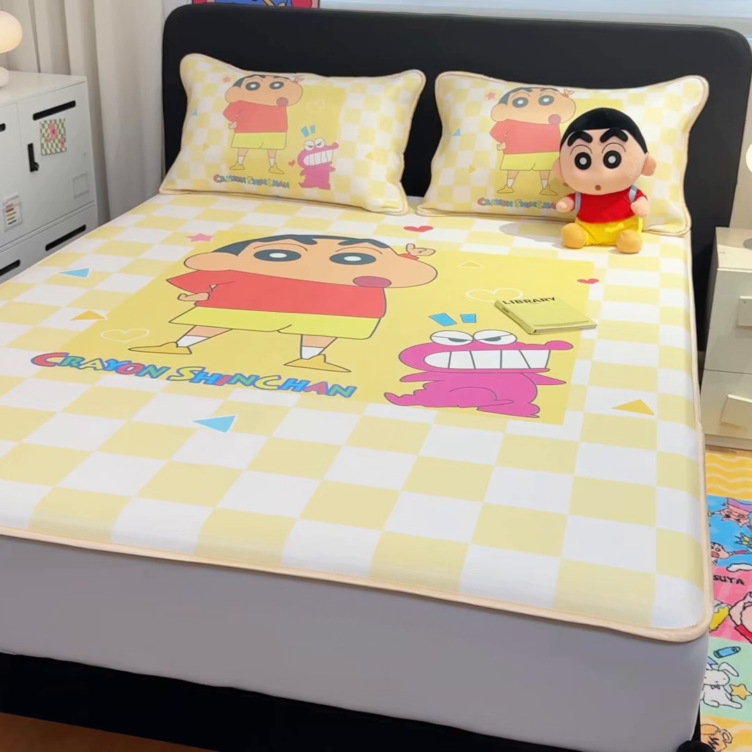 91家纺网 家纺一手货源 找家纺 博雅 2026蜡笔小新正版授权小冰皮大版印花凉席床笠款 大版-奶白格子小新