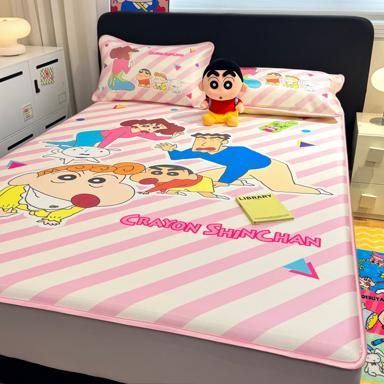 91家纺网 家纺一手货源 找家纺 博雅 2026蜡笔小新正版授权小冰皮大版印花凉席床笠款 大版-蜡笔小新家族