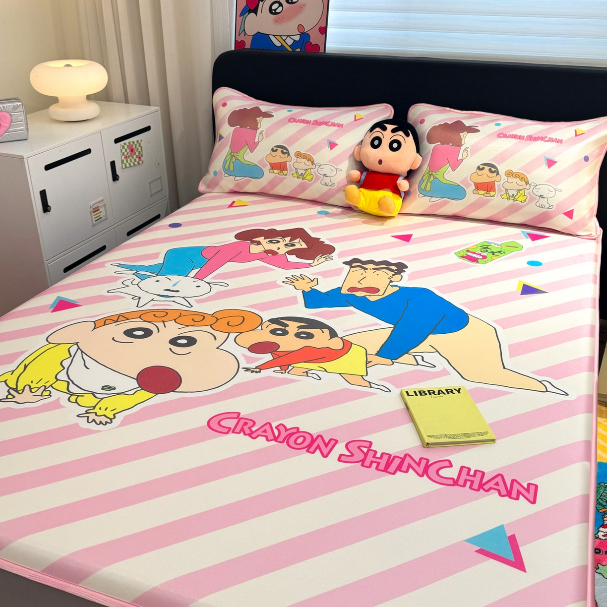 91家纺网 家纺一手货源 找家纺 博雅 2026蜡笔小新正版授权小冰皮大版印花凉席床笠款 大版-蜡笔小新家族