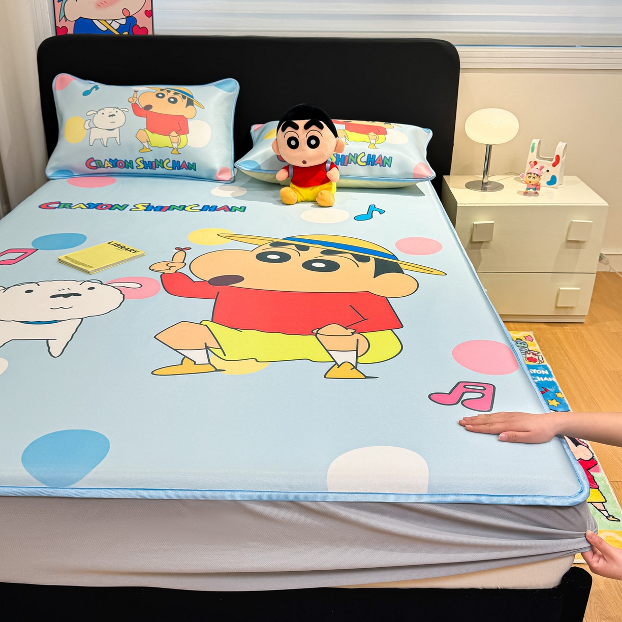 91家纺网 家纺一手货源 找家纺 博雅 2026蜡笔小新正版授权小冰皮大版印花凉席床笠款 大版-蓝色小新