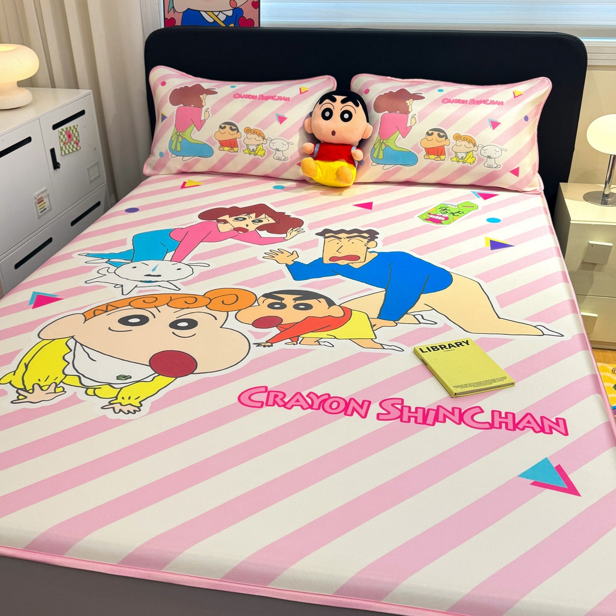 91家纺网 家纺一手货源 找家纺 博雅 2026蜡笔小新正版授权小冰皮大版印花凉席床笠款 大版-蜡笔小新家族