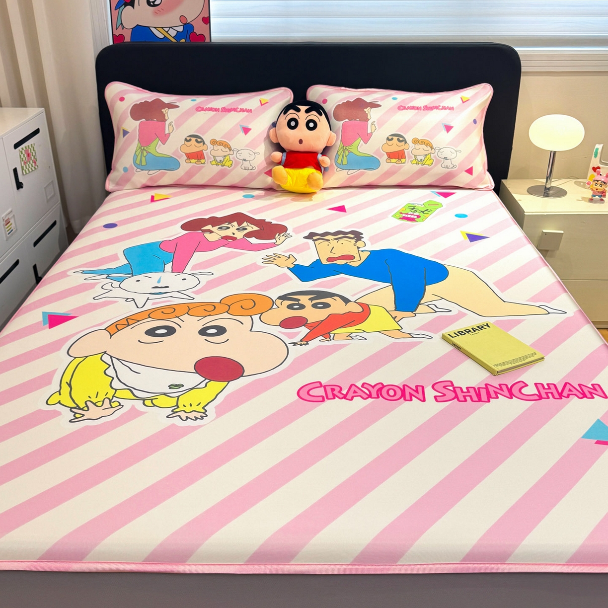 91家纺网 家纺一手货源 找家纺 博雅 2026蜡笔小新正版授权小冰皮大版印花凉席床笠款 大版-蜡笔小新家族