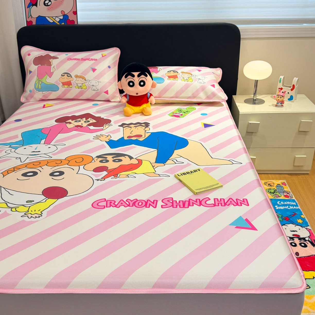 91家纺网 家纺一手货源 找家纺 博雅 2026蜡笔小新正版授权小冰皮大版印花凉席床笠款 大版-蜡笔小新家族