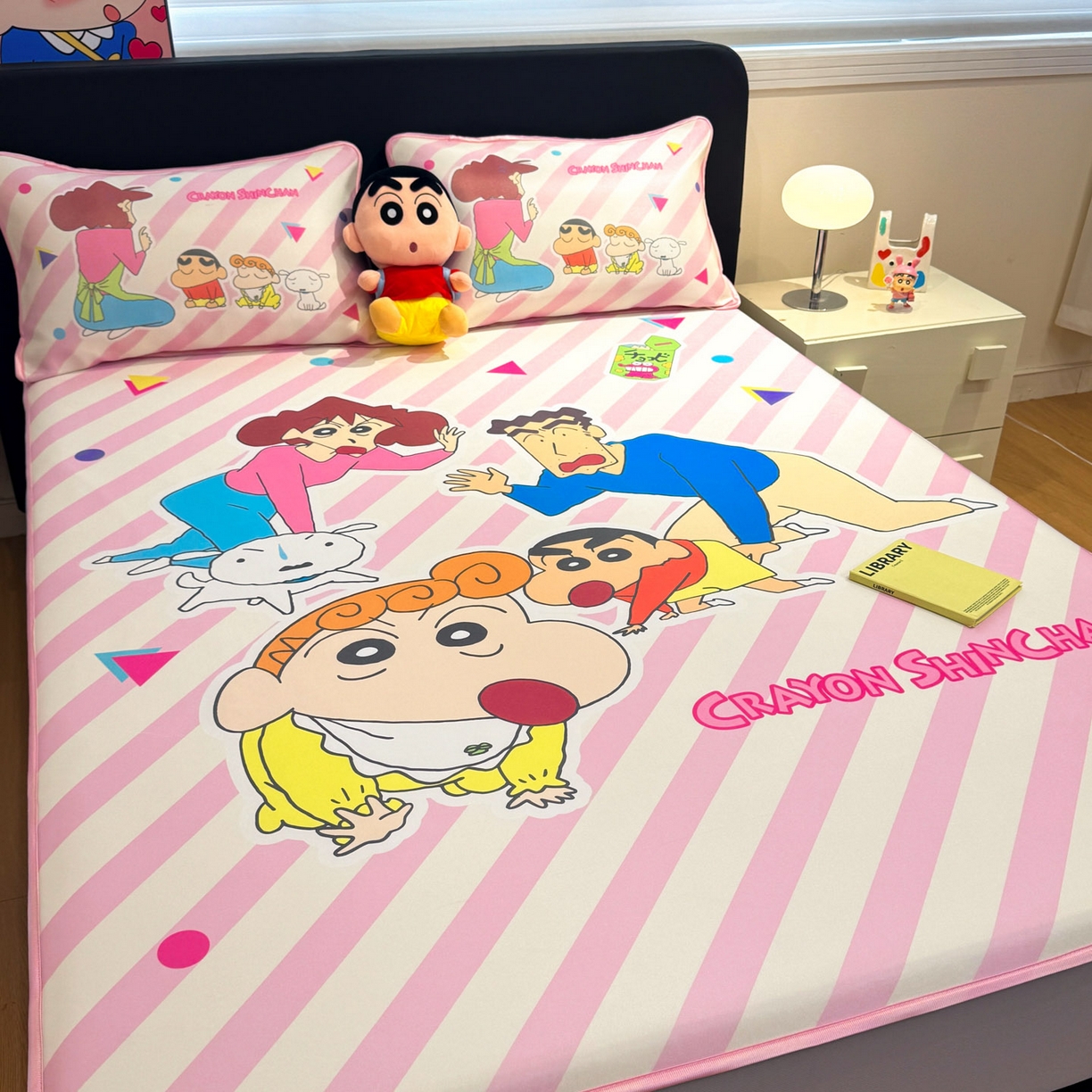 91家纺网 家纺一手货源 找家纺 博雅 2026蜡笔小新正版授权小冰皮大版印花凉席床笠款 大版-蜡笔小新家族