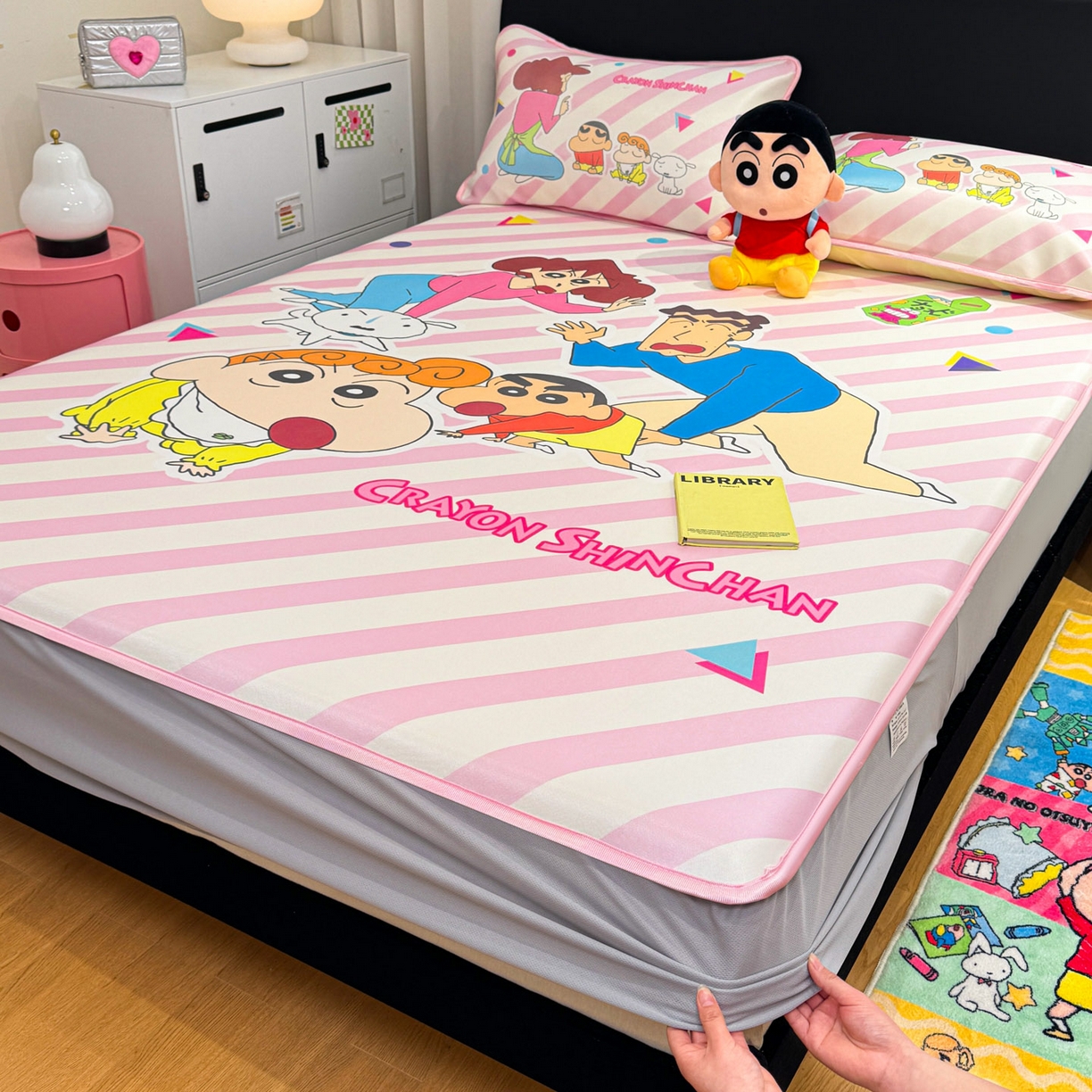 91家纺网 家纺一手货源 找家纺 博雅 2026蜡笔小新正版授权小冰皮大版印花凉席床笠款 大版-蜡笔小新家族