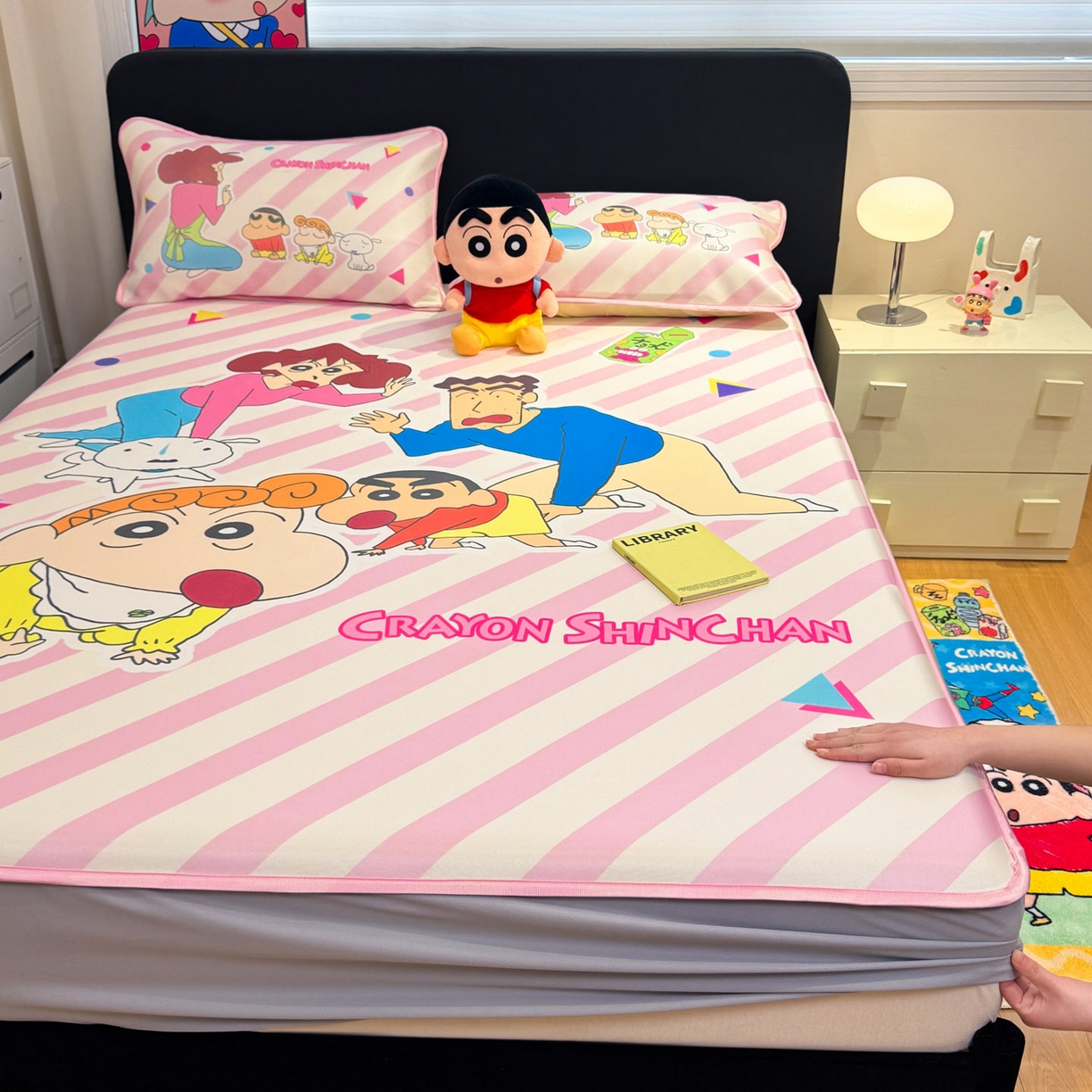 91家纺网 家纺一手货源 找家纺 博雅 2026蜡笔小新正版授权小冰皮大版印花凉席床笠款 大版-蜡笔小新家族