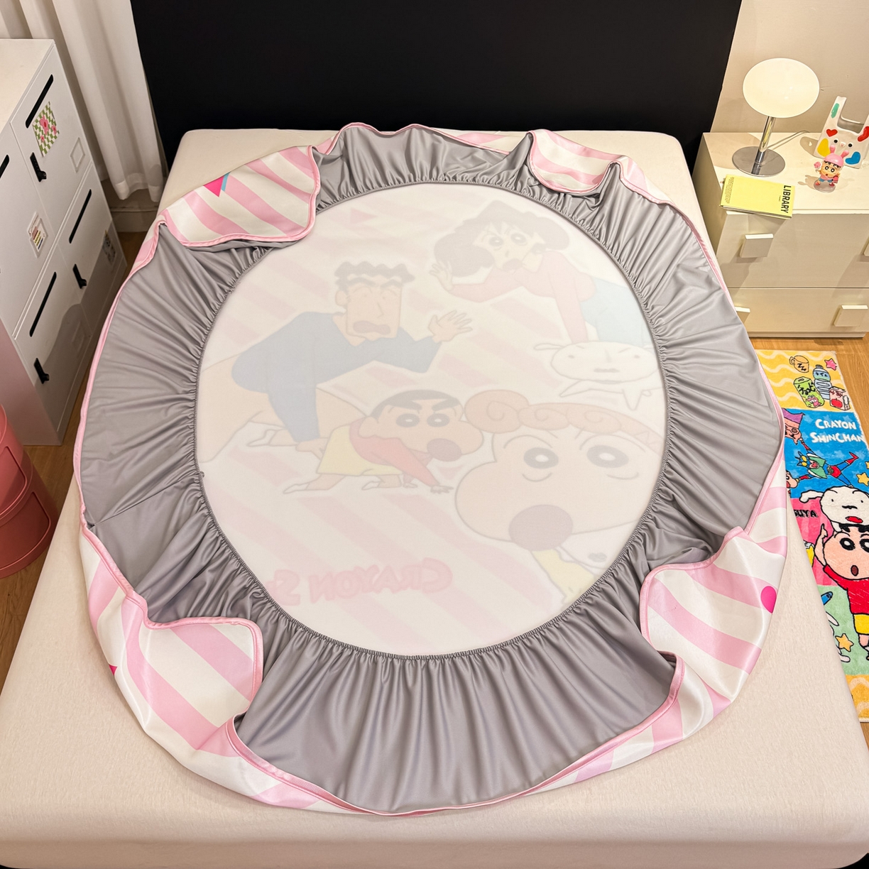 91家纺网 家纺一手货源 找家纺 博雅 2026蜡笔小新正版授权小冰皮大版印花凉席床笠款 大版-蜡笔小新家族