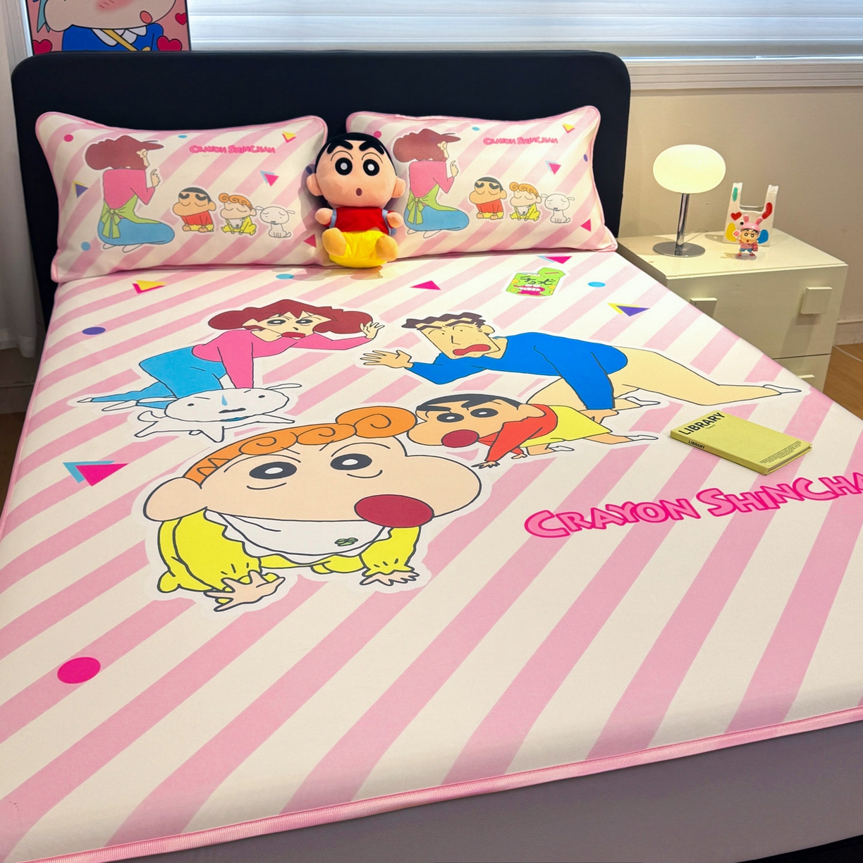 91家纺网 家纺一手货源 找家纺 博雅 2026蜡笔小新正版授权小冰皮大版印花凉席床笠款 大版-蜡笔小新家族