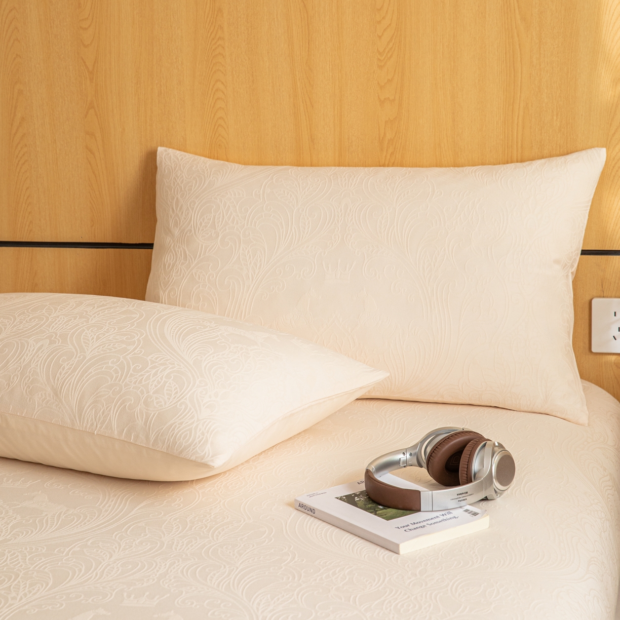 91家纺网 家纺一手货源 找家纺 眠博士 2026新款60水洗立体提花枕套场景二 冠马踏云-奶白