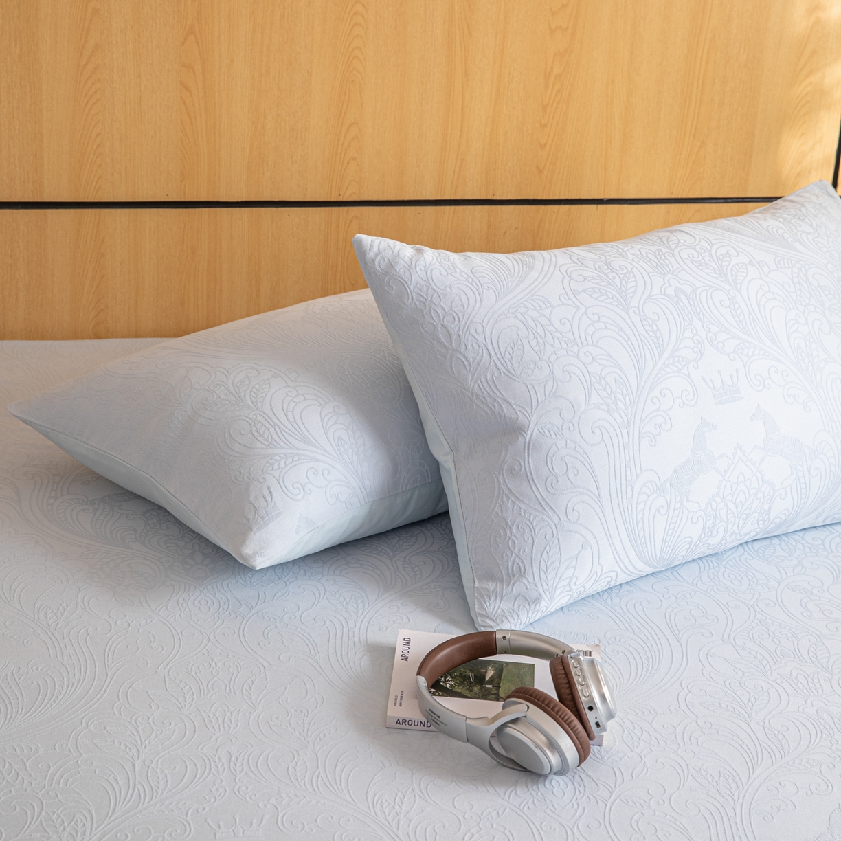 91家纺网 家纺一手货源 找家纺 眠博士 2026新款60水洗立体提花枕套场景二 冠马踏云-嫩蓝