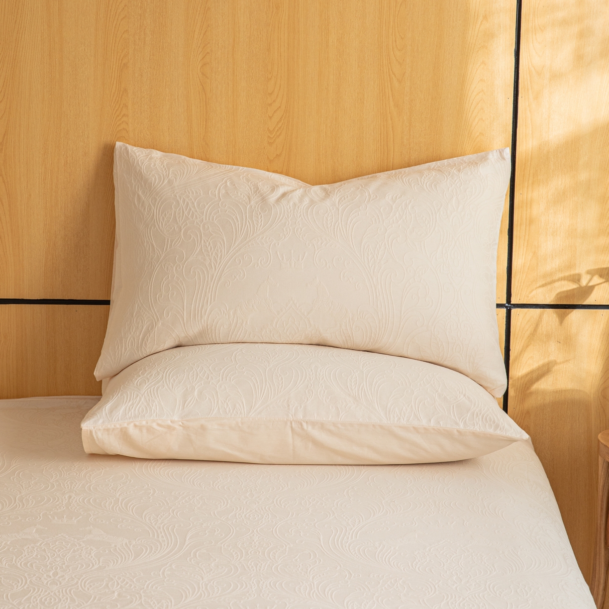 91家纺网 家纺一手货源 找家纺 眠博士 2026新款60水洗立体提花枕套场景二 冠马踏云-奶白