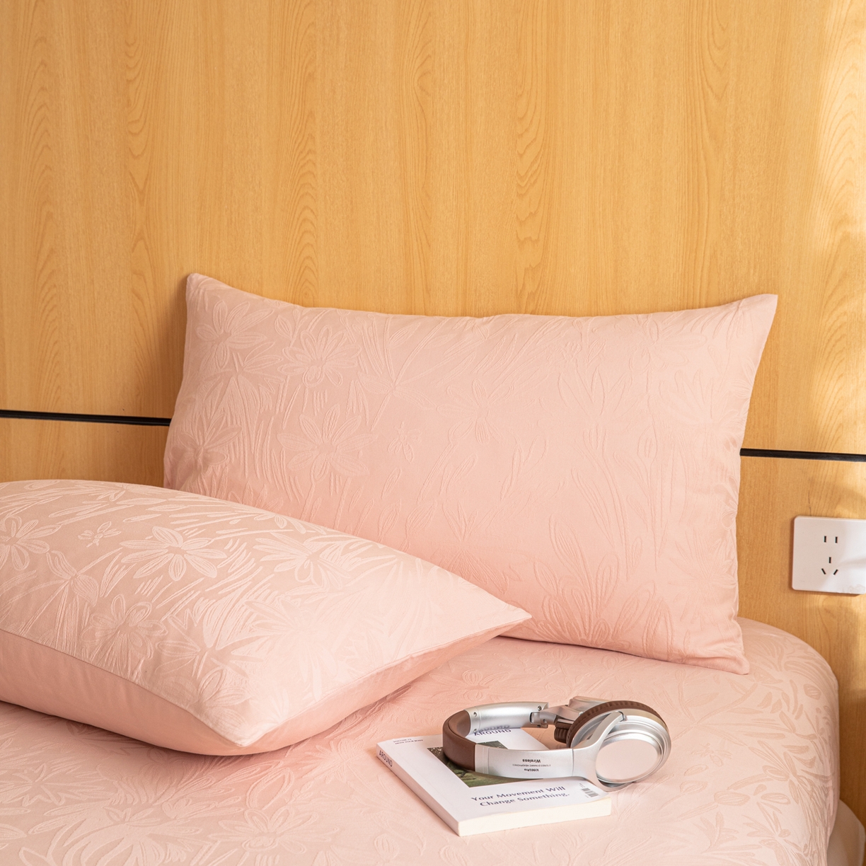 91家纺网 家纺一手货源 找家纺 眠博士 2026新款60水洗立体提花枕套场景二 绵语-粉