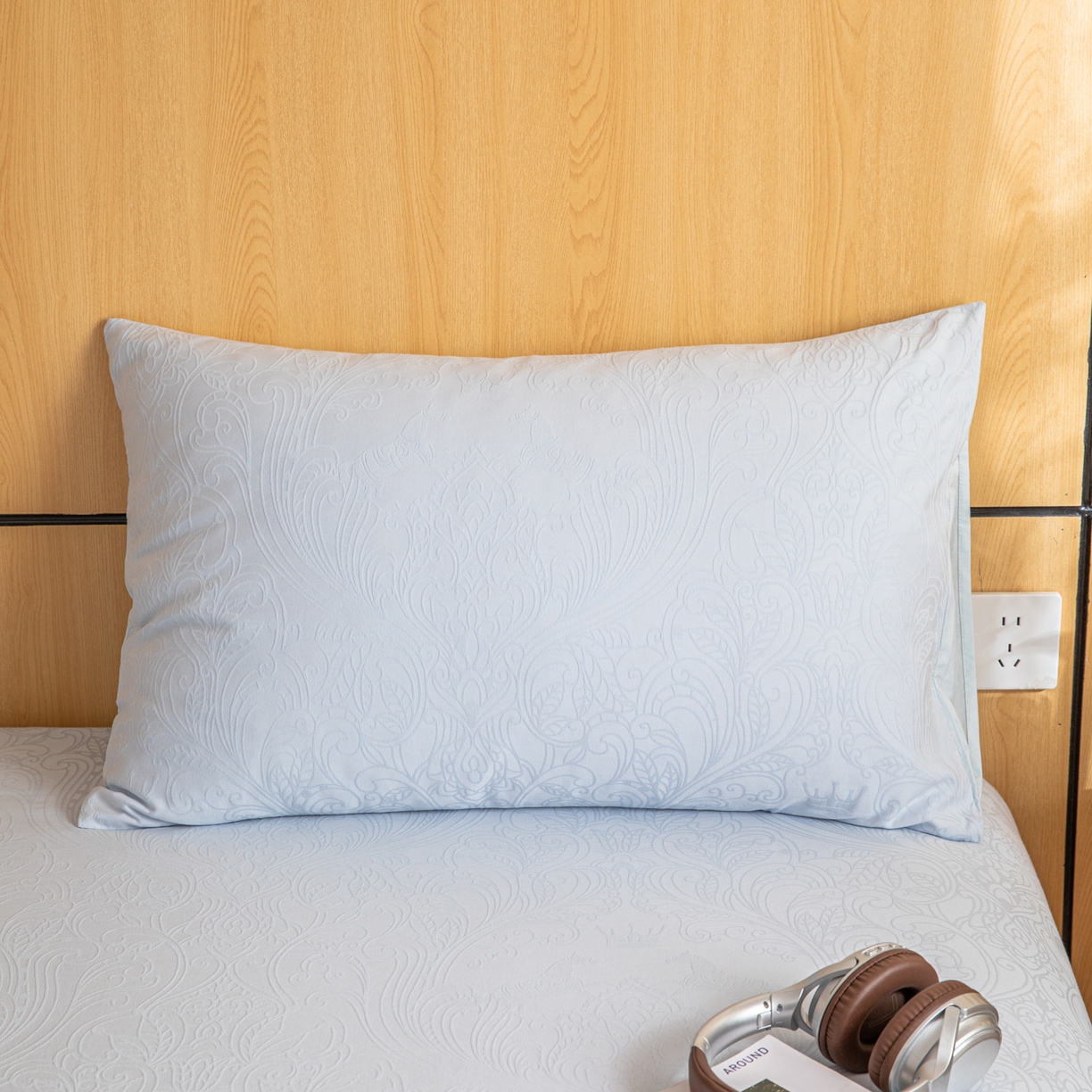 91家纺网 家纺一手货源 找家纺 眠博士 2026新款60水洗立体提花枕套场景二 冠马踏云-嫩蓝