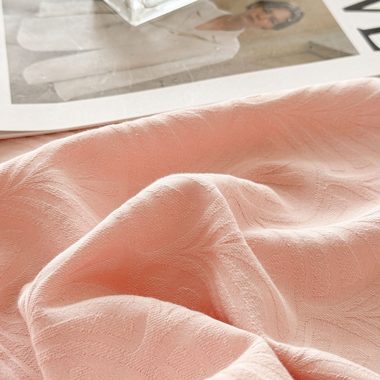 91家纺网 家纺一手货源 找家纺 眠博士 2026新款60水洗立体提花枕套场景二 杏影-粉