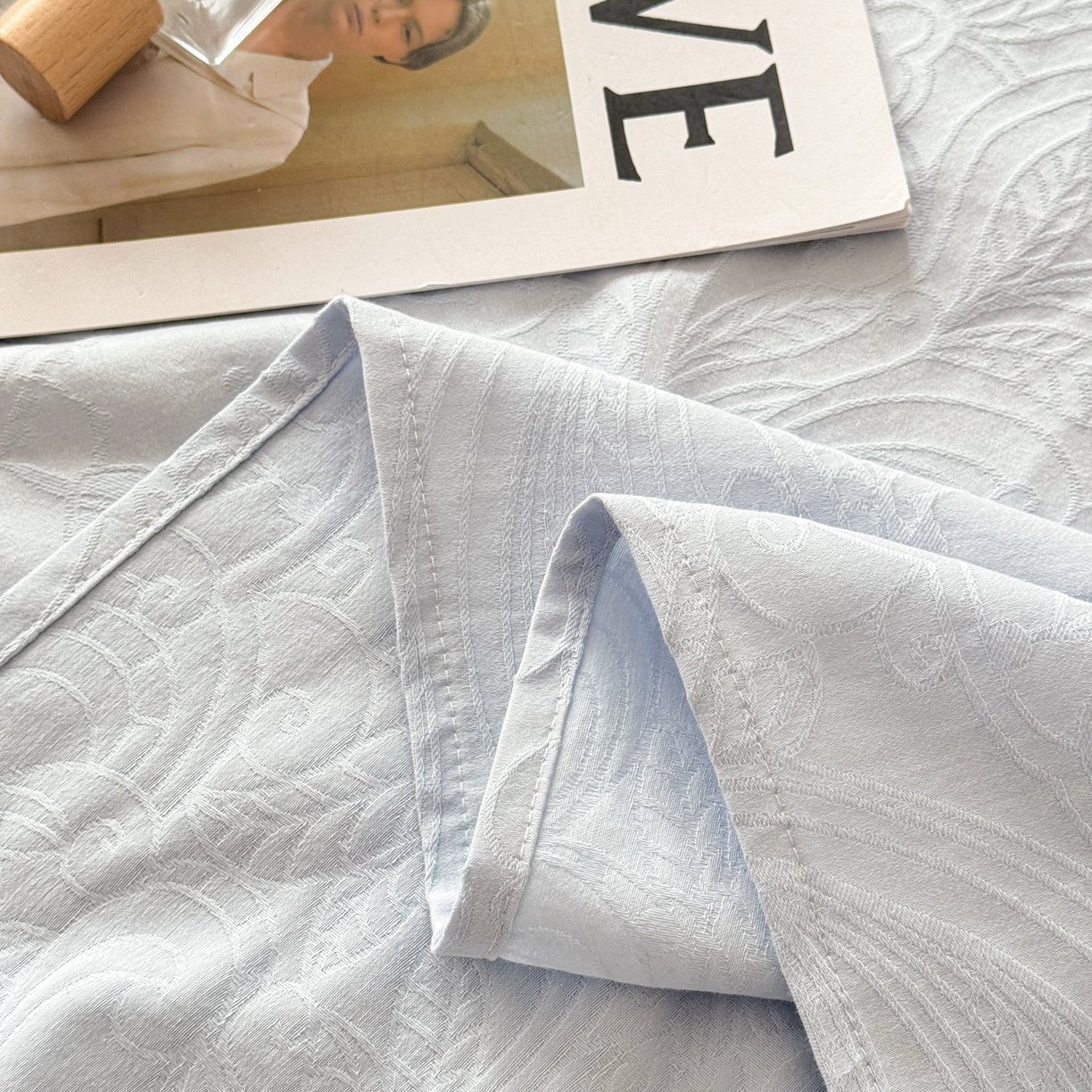 91家纺网 家纺一手货源 找家纺 眠博士 2026新款60水洗立体提花枕套场景二 冠马踏云-嫩蓝