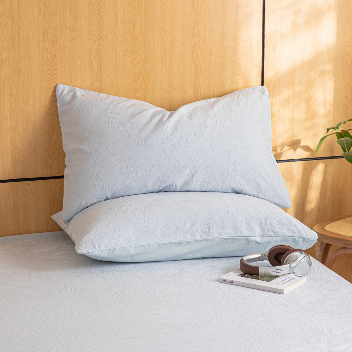 91家纺网 家纺一手货源 找家纺 眠博士 2026新款60水洗立体提花枕套场景二 冠马踏云-嫩蓝