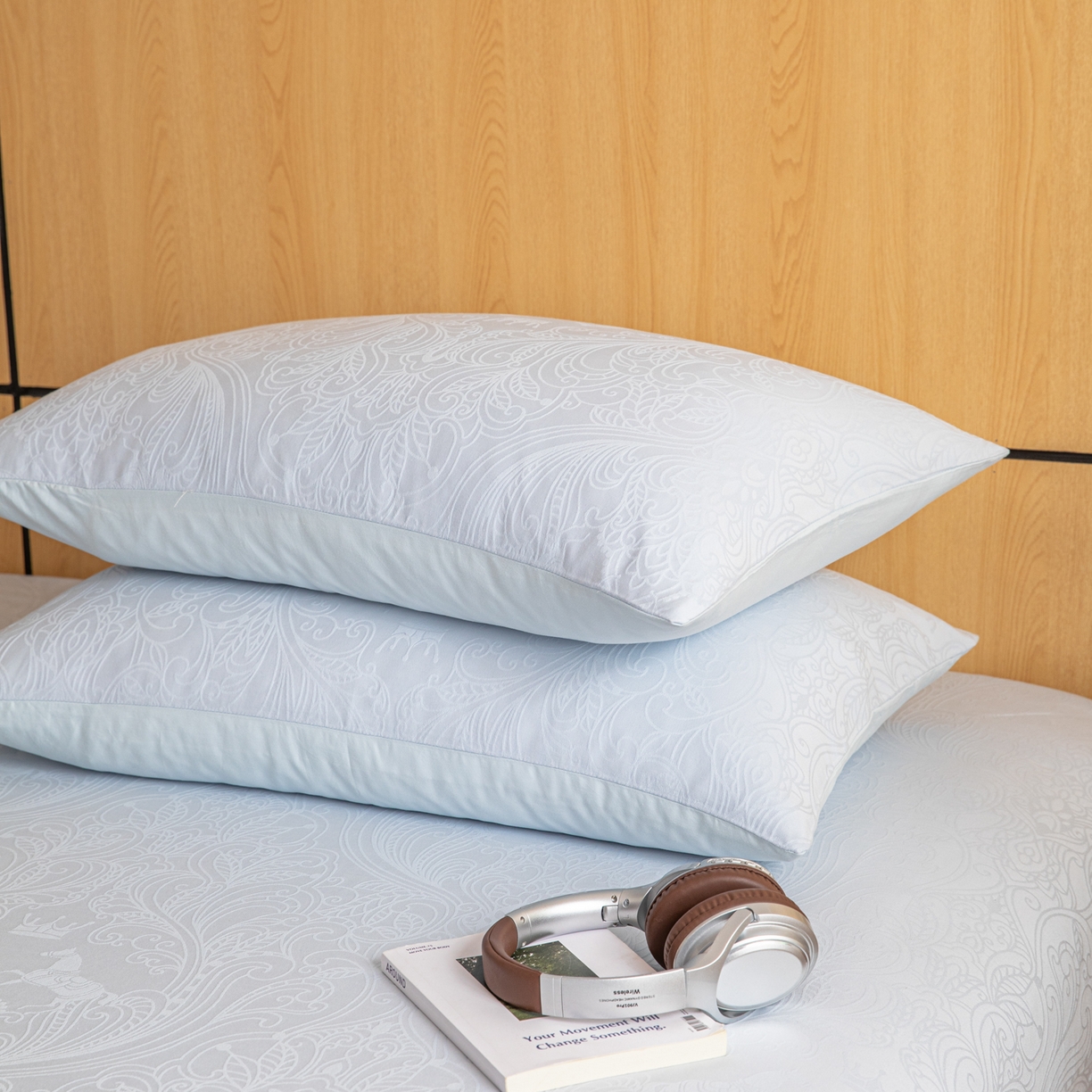 91家纺网 家纺一手货源 找家纺 眠博士 2026新款60水洗立体提花枕套场景二 冠马踏云-嫩蓝