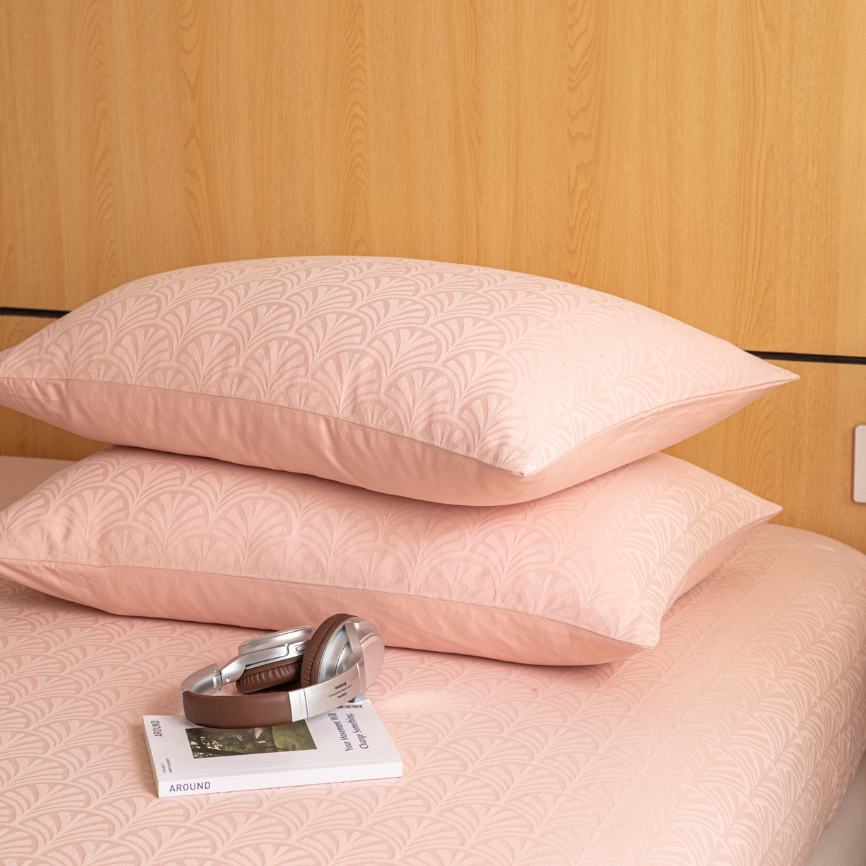 91家纺网 家纺一手货源 找家纺 眠博士 2026新款60水洗立体提花枕套场景二 杏影-粉