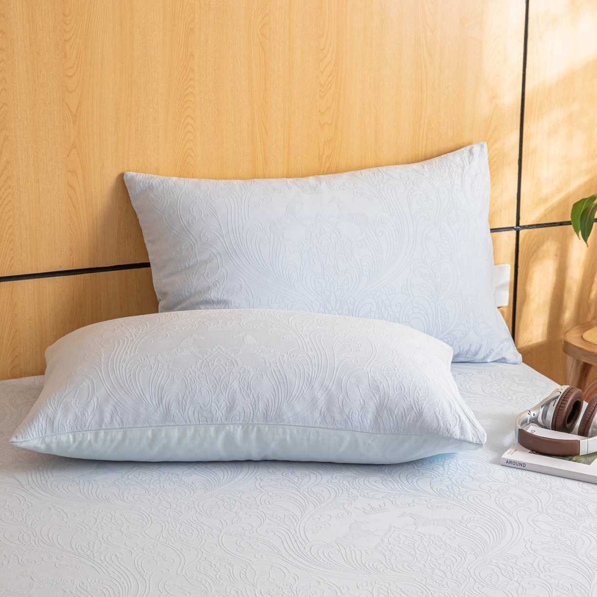 91家纺网 家纺一手货源 找家纺 眠博士 2026新款60水洗立体提花枕套场景二 冠马踏云-嫩蓝