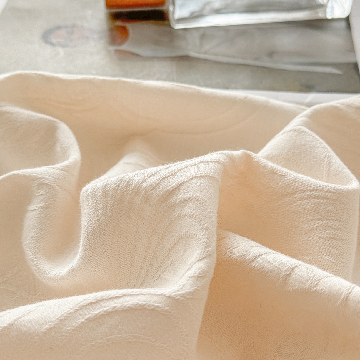 91家纺网 家纺一手货源 找家纺 眠博士 2026新款60水洗立体提花枕套场景二 冠马踏云-奶白