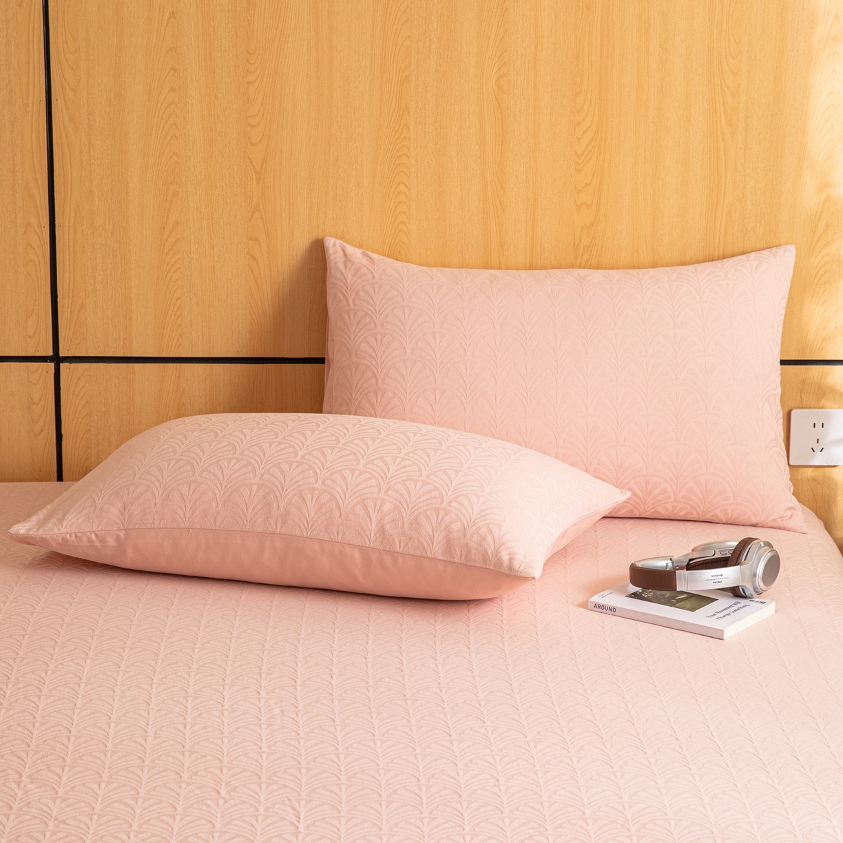 91家纺网 家纺一手货源 找家纺 眠博士 2026新款60水洗立体提花枕套场景二 杏影-粉