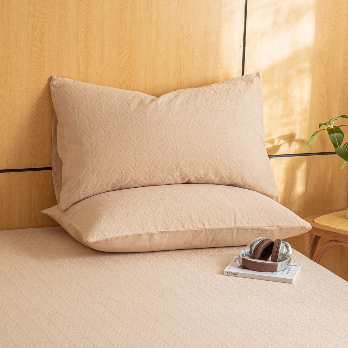 91家纺网 家纺一手货源 找家纺 眠博士 2026新款60水洗立体提花枕套场景二 杏影-卡其