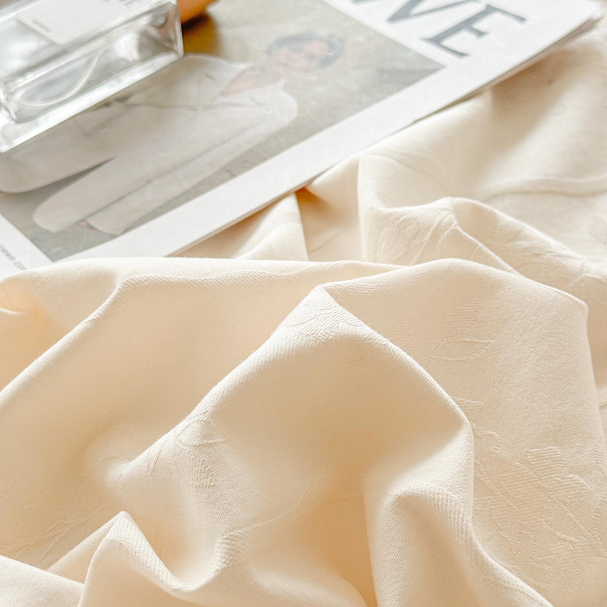 91家纺网 家纺一手货源 找家纺 眠博士 2026新款60水洗立体提花枕套场景二 花间梦-奶白