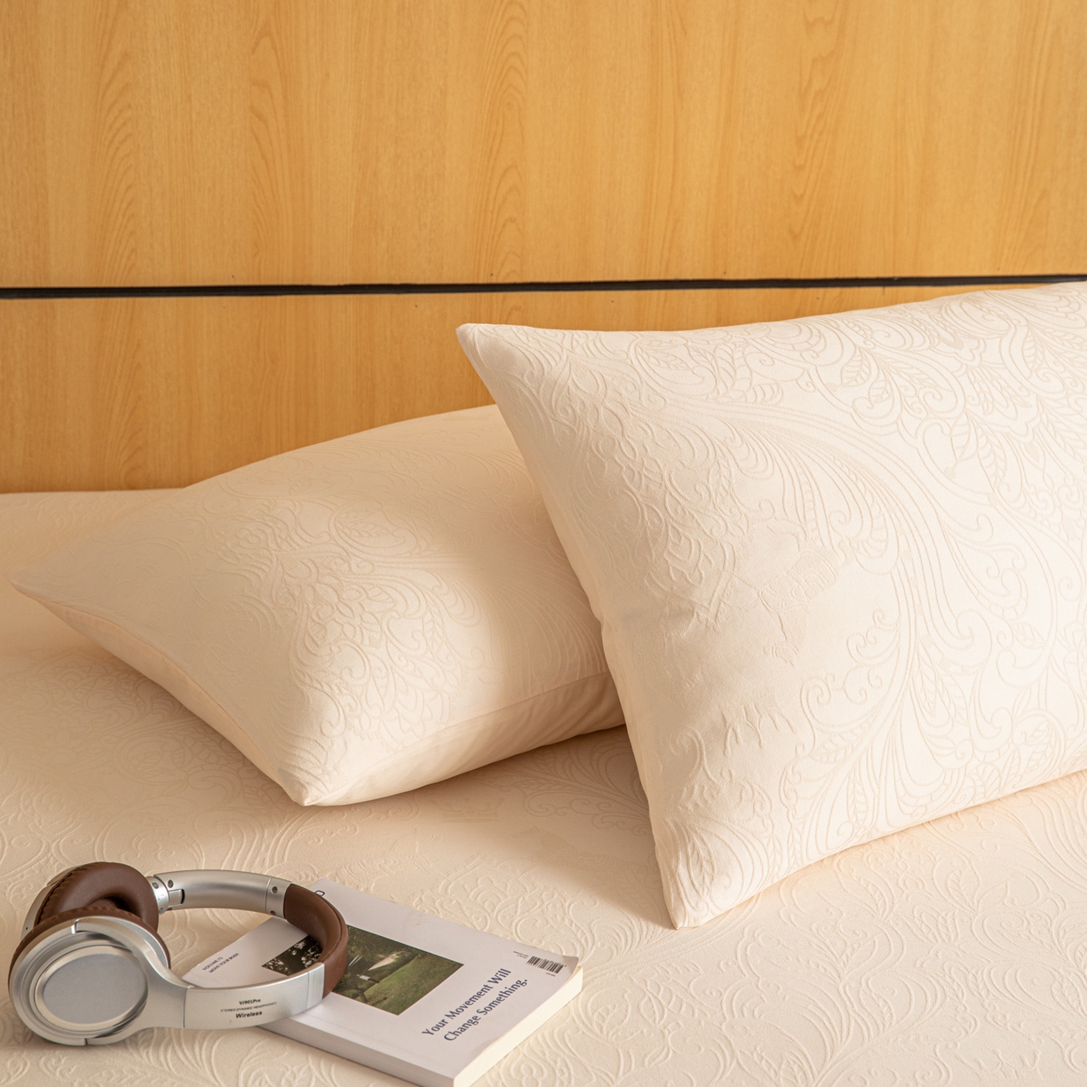 91家纺网 家纺一手货源 找家纺 眠博士 2026新款60水洗立体提花枕套场景二 冠马踏云-奶白