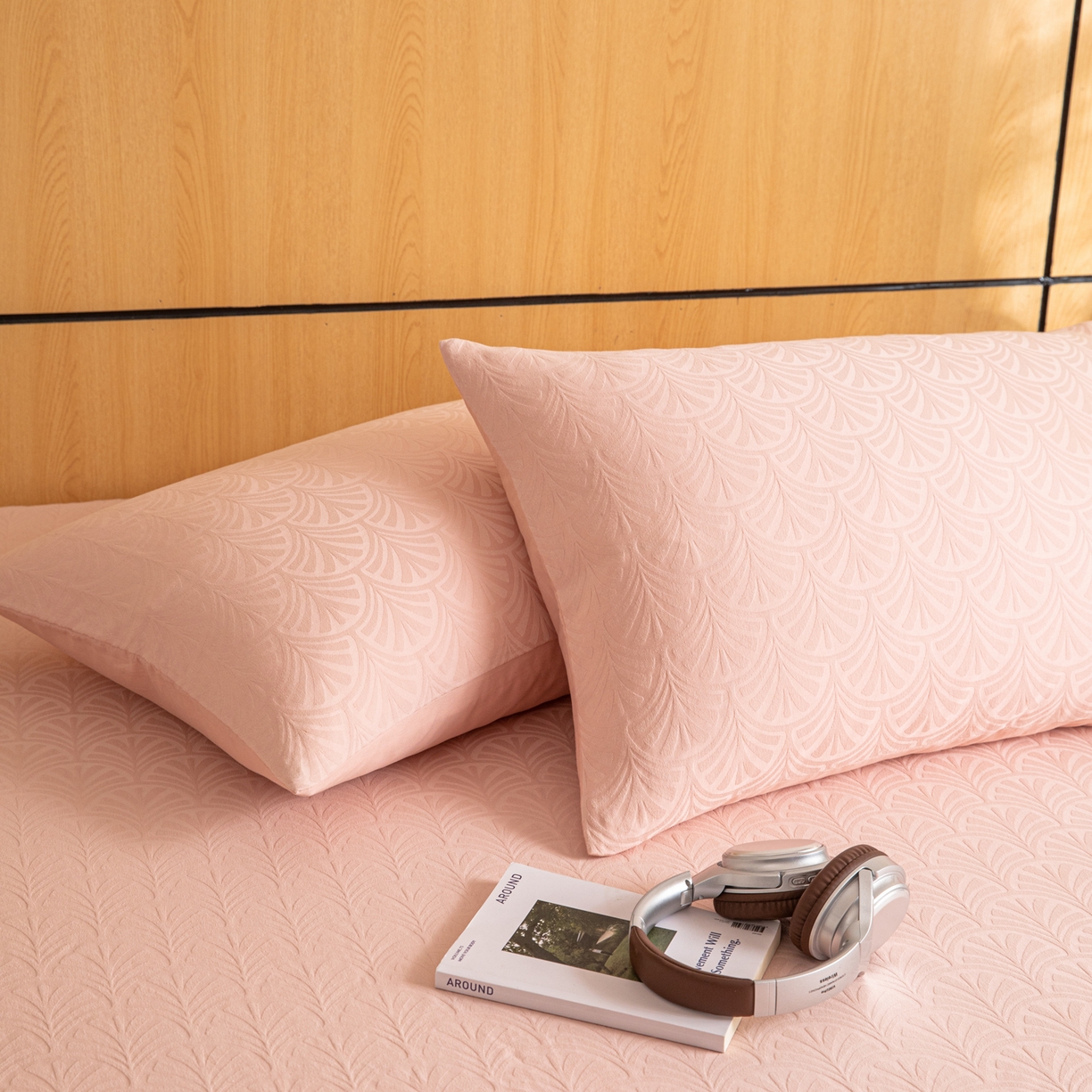 91家纺网 家纺一手货源 找家纺 眠博士 2026新款60水洗立体提花枕套场景二 杏影-粉