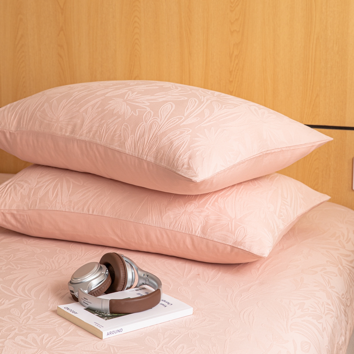 91家纺网 家纺一手货源 找家纺 眠博士 2026新款60水洗立体提花枕套场景二 绵语-粉