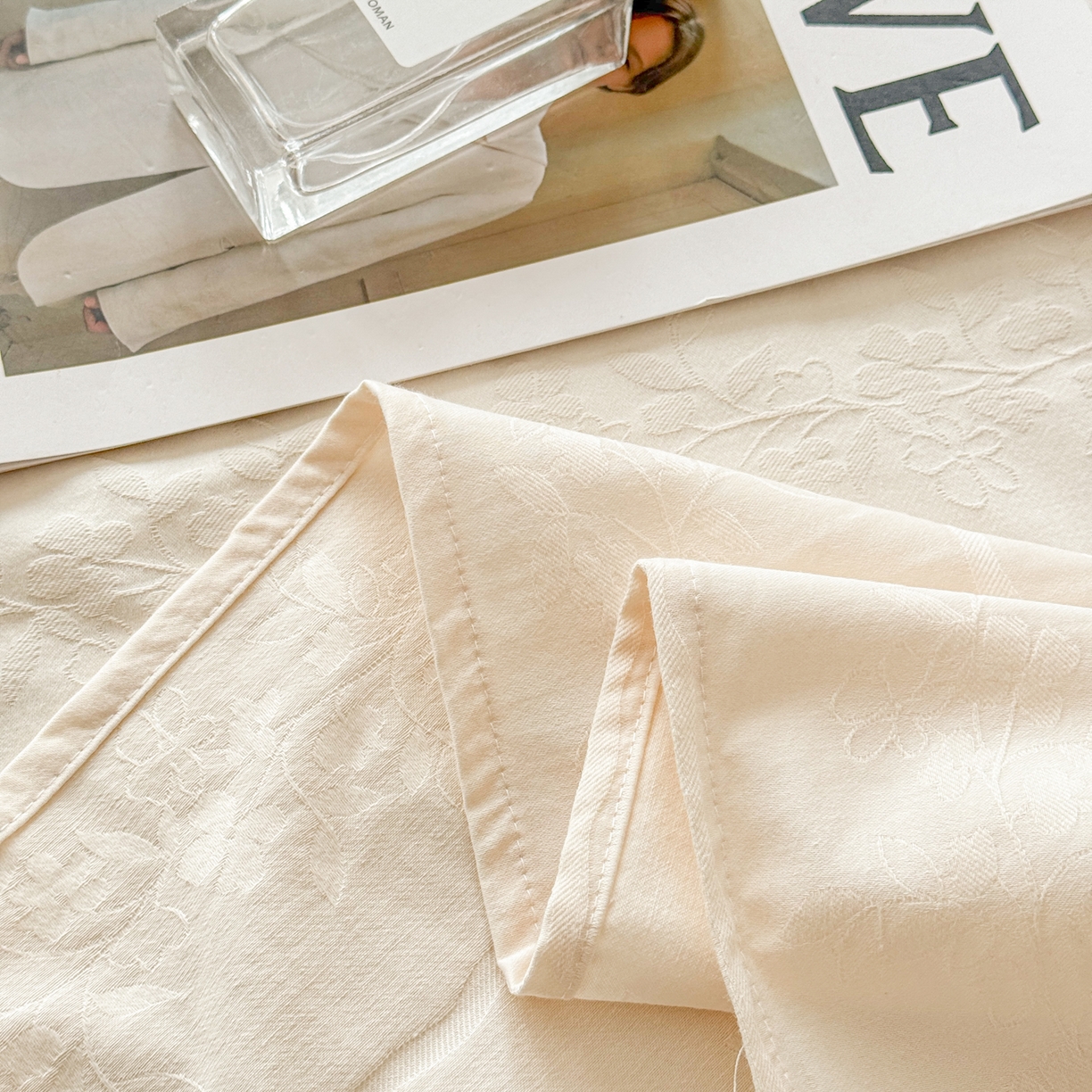 91家纺网 家纺一手货源 找家纺 眠博士 2026新款60水洗立体提花枕套场景二 花间梦-奶白