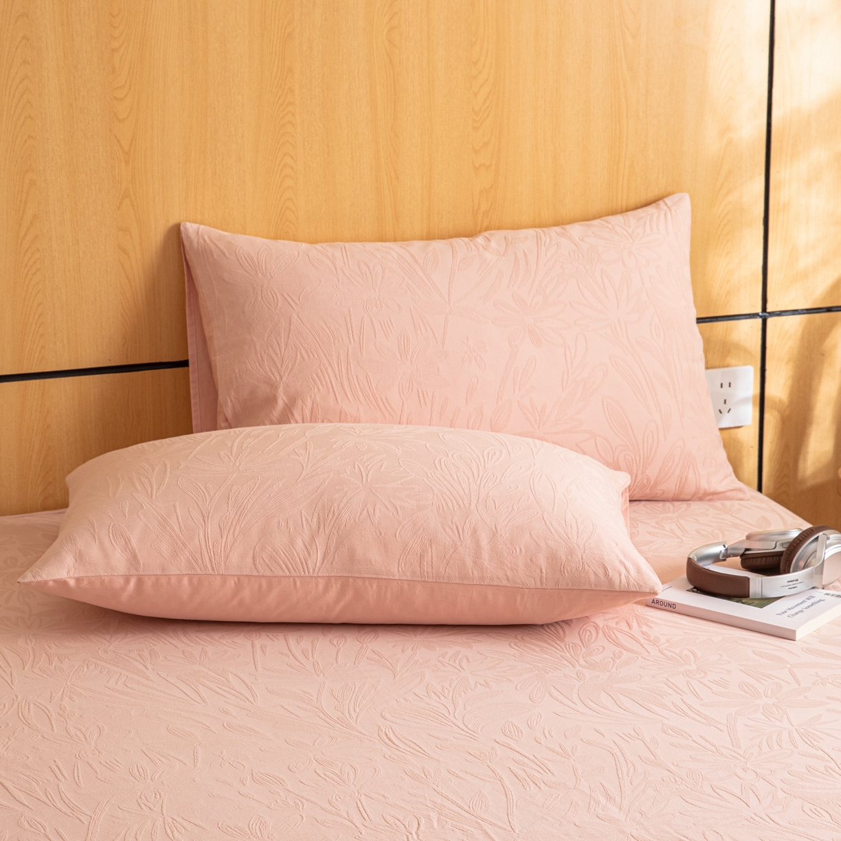 91家纺网 家纺一手货源 找家纺 眠博士 2026新款60水洗立体提花枕套场景二 绵语-粉