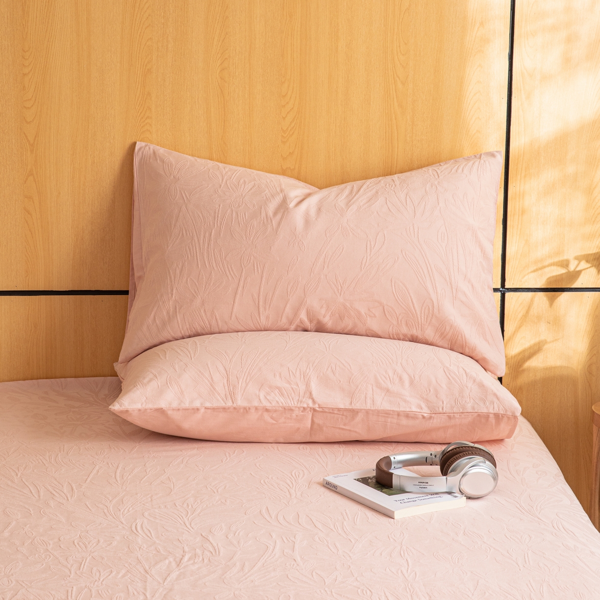 91家纺网 家纺一手货源 找家纺 眠博士 2026新款60水洗立体提花枕套场景二 绵语-粉