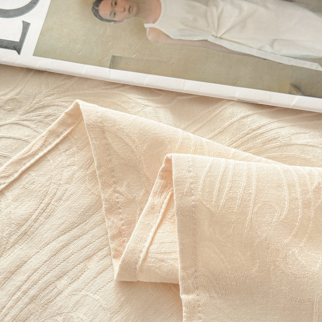 91家纺网 家纺一手货源 找家纺 眠博士 2026新款60水洗立体提花枕套场景二 冠马踏云-奶白