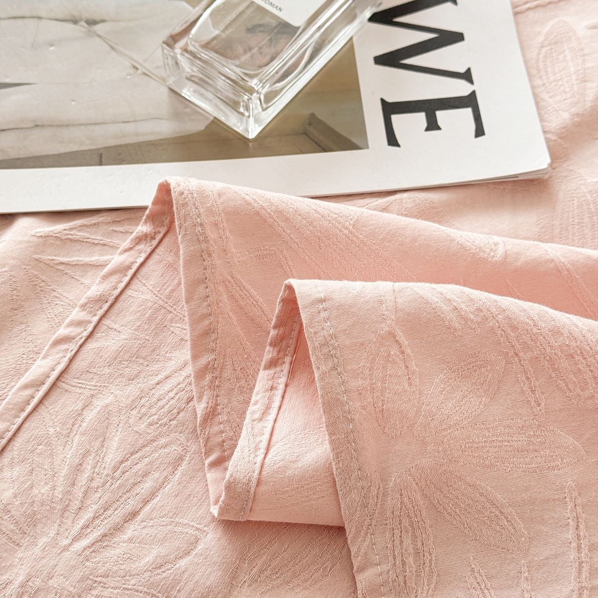 91家纺网 家纺一手货源 找家纺 眠博士 2026新款60水洗立体提花枕套场景二 绵语-粉