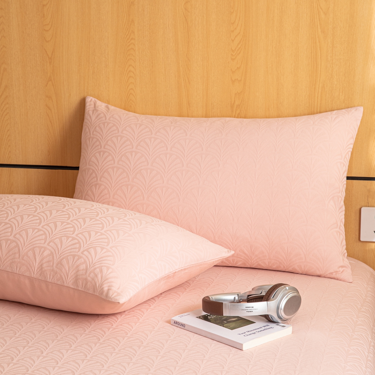 91家纺网 家纺一手货源 找家纺 眠博士 2026新款60水洗立体提花枕套场景二 杏影-粉