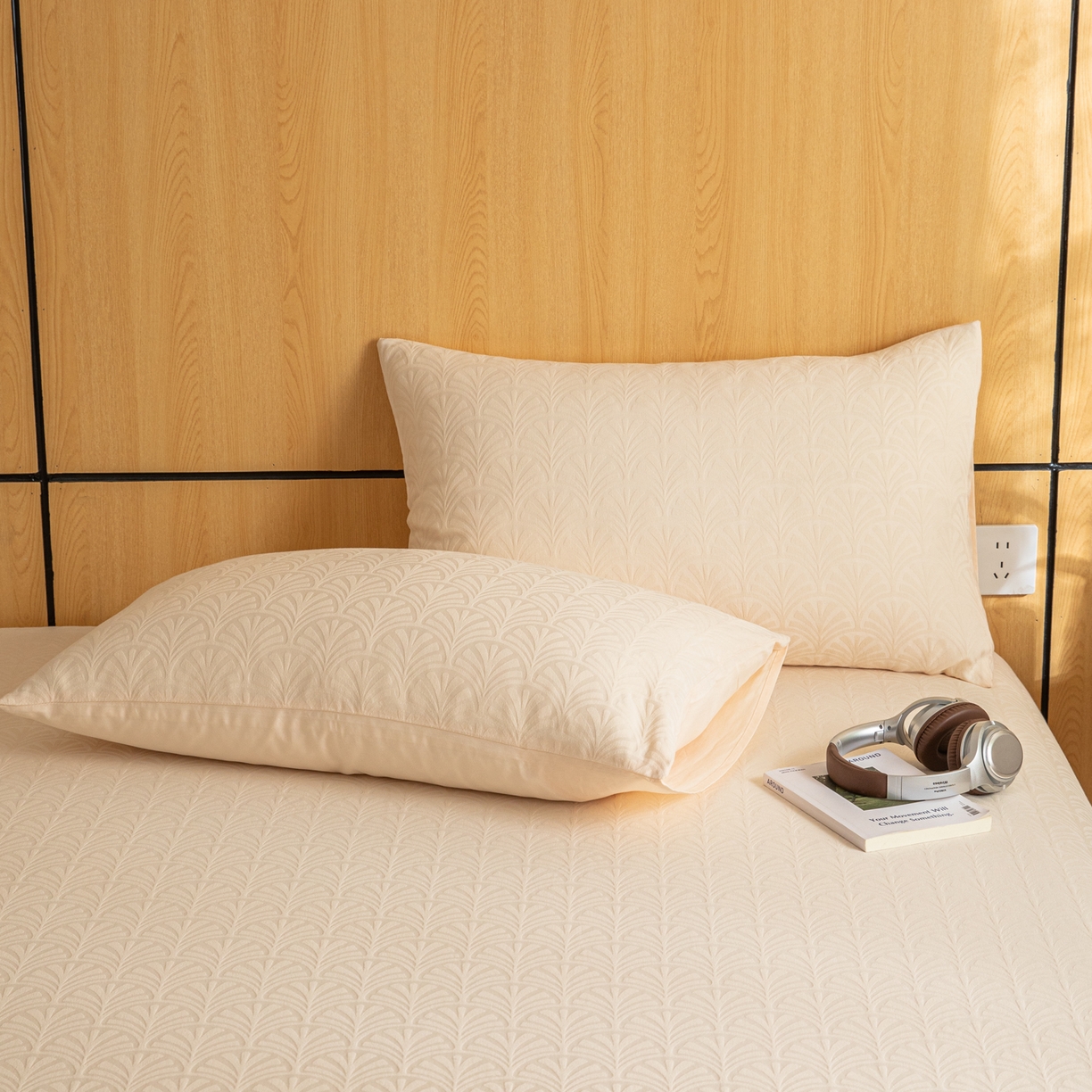 91家纺网 家纺一手货源 找家纺 眠博士 2026新款60水洗立体提花枕套场景二 杏影-奶白