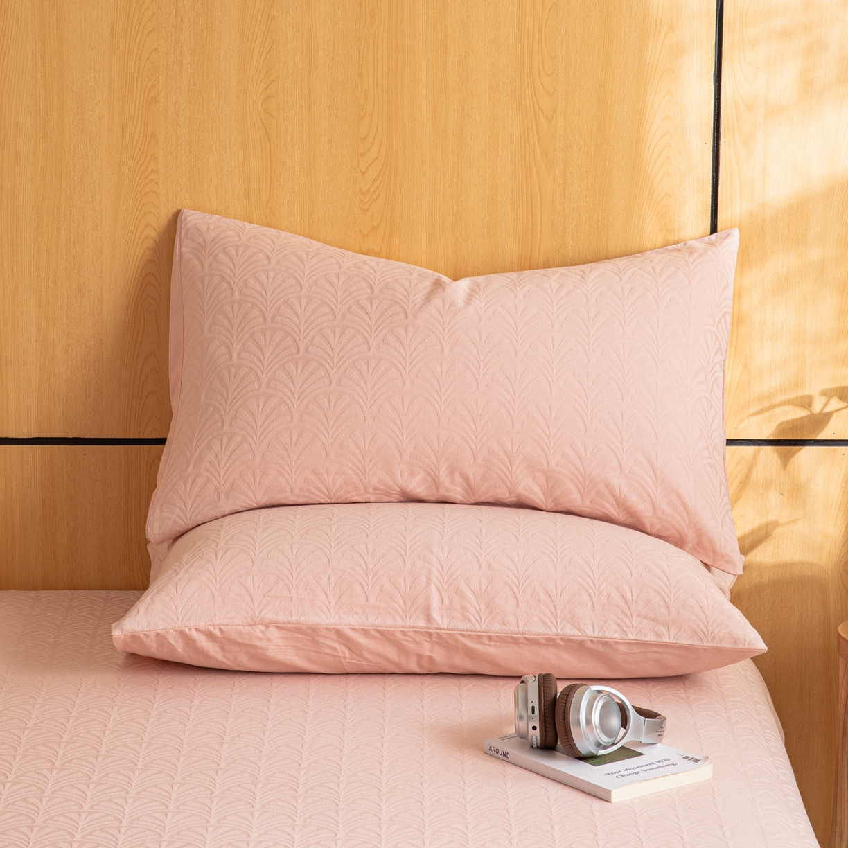 91家纺网 家纺一手货源 找家纺 眠博士 2026新款60水洗立体提花枕套场景二 杏影-粉