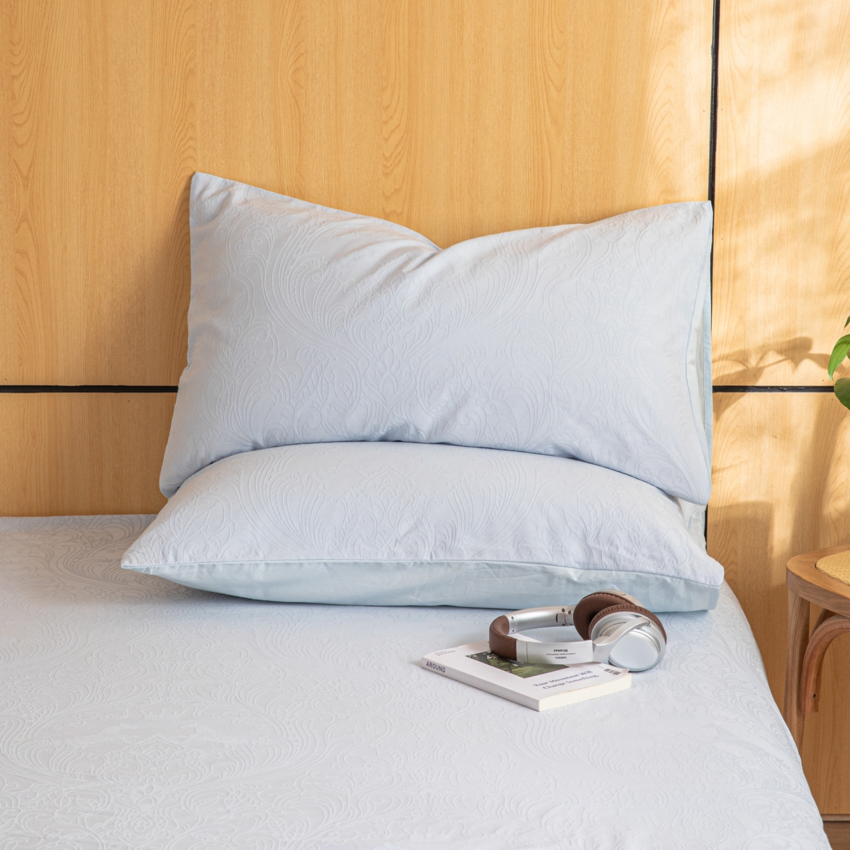 91家纺网 家纺一手货源 找家纺 眠博士 2026新款60水洗立体提花枕套场景二 冠马踏云-嫩蓝