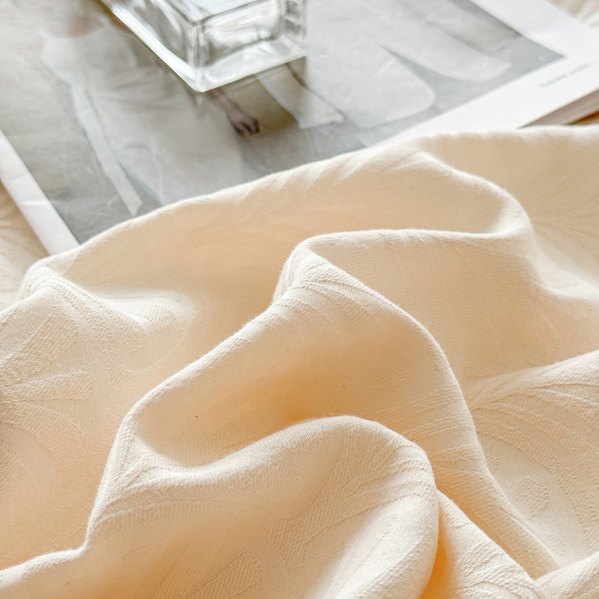 91家纺网 家纺一手货源 找家纺 眠博士 2026新款60水洗立体提花枕套场景二 杏影-奶白