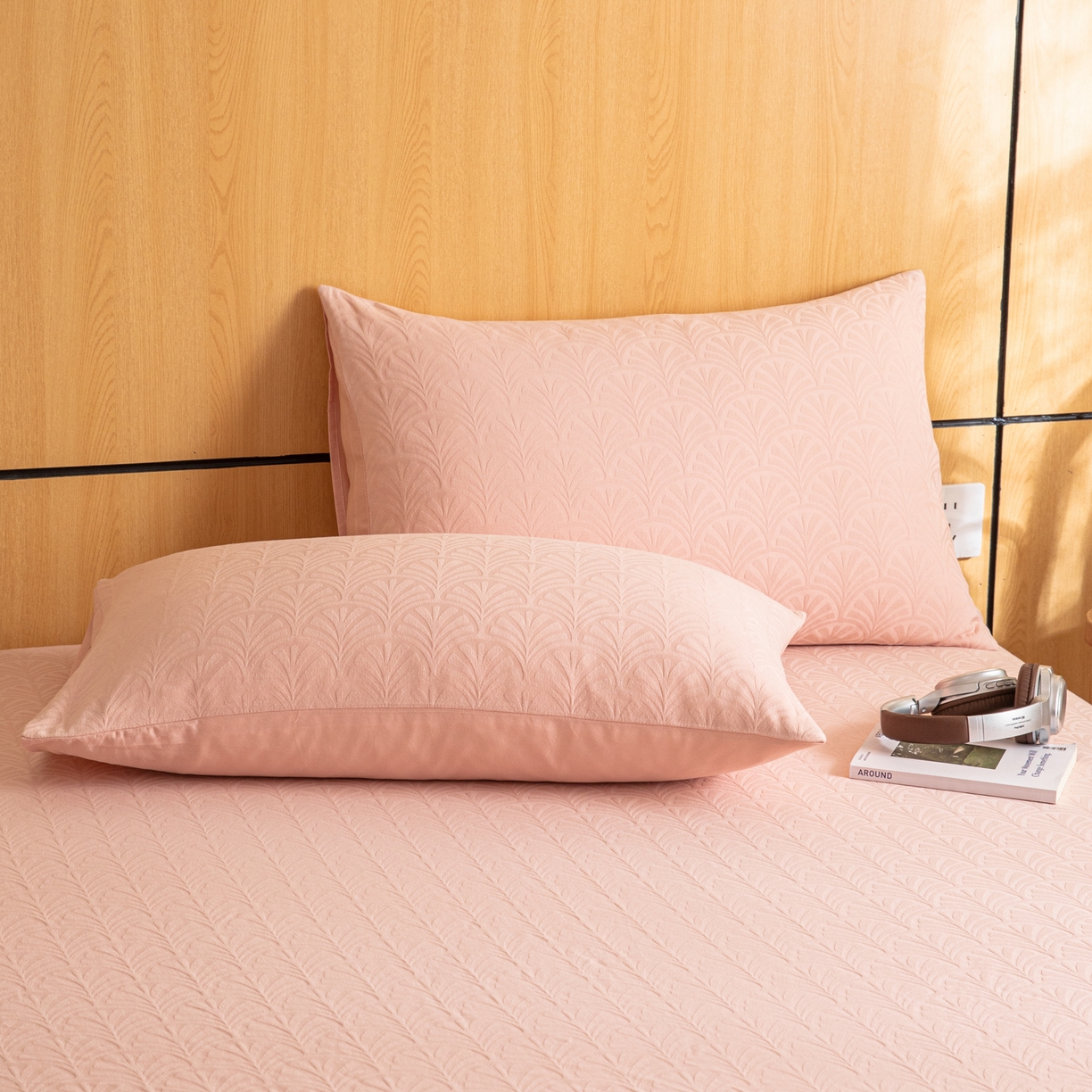 91家纺网 家纺一手货源 找家纺 眠博士 2026新款60水洗立体提花枕套场景二 杏影-粉