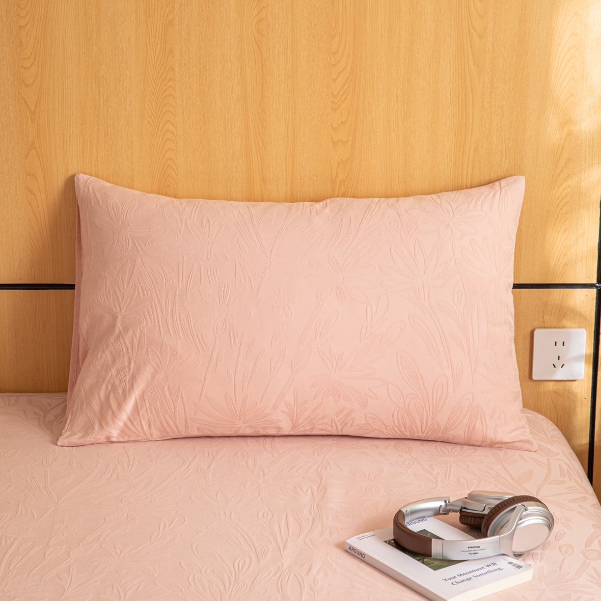 91家纺网 家纺一手货源 找家纺 眠博士 2026新款60水洗立体提花枕套场景二 绵语-粉