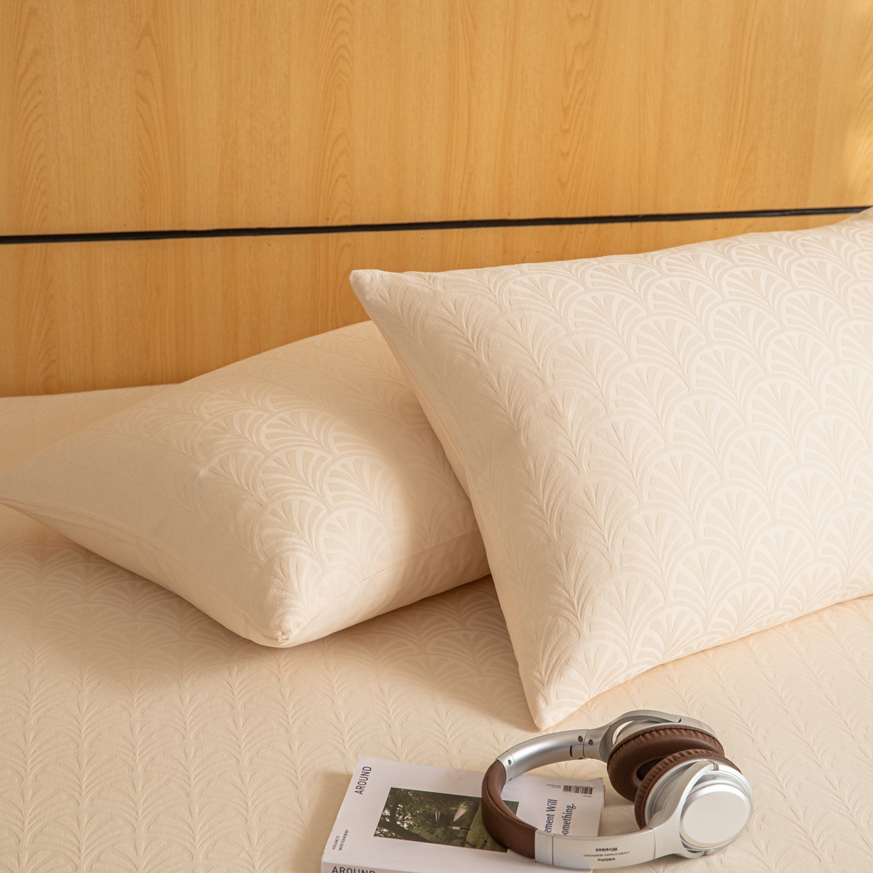 91家纺网 家纺一手货源 找家纺 眠博士 2026新款60水洗立体提花枕套场景二 杏影-奶白