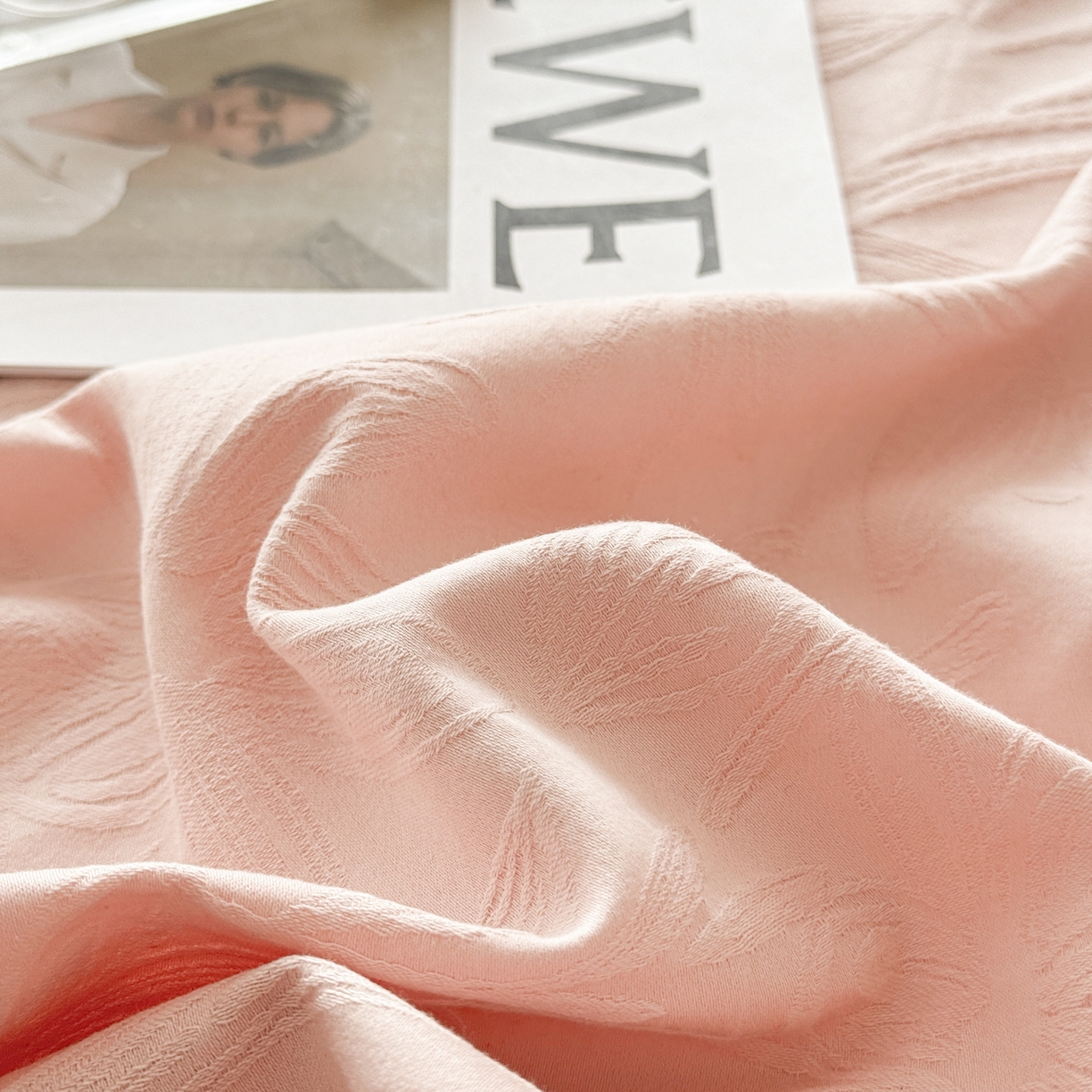 91家纺网 家纺一手货源 找家纺 眠博士 2026新款60水洗立体提花枕套场景二 绵语-粉