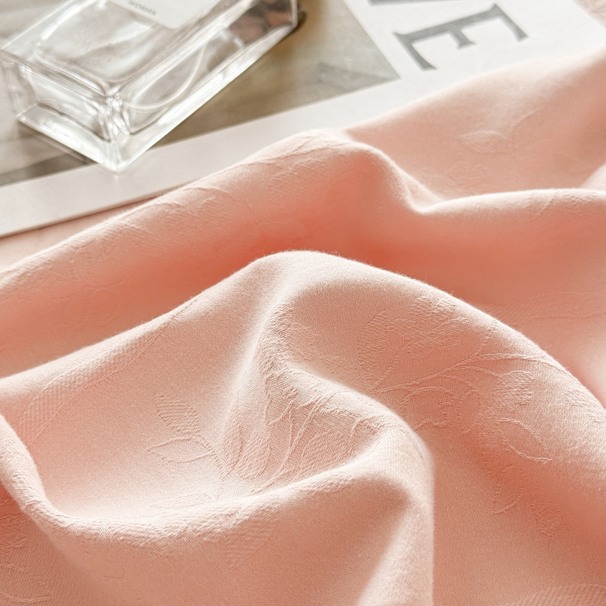 91家纺网 家纺一手货源 找家纺 眠博士 2026新款60水洗立体提花枕套场景二 花间梦-粉