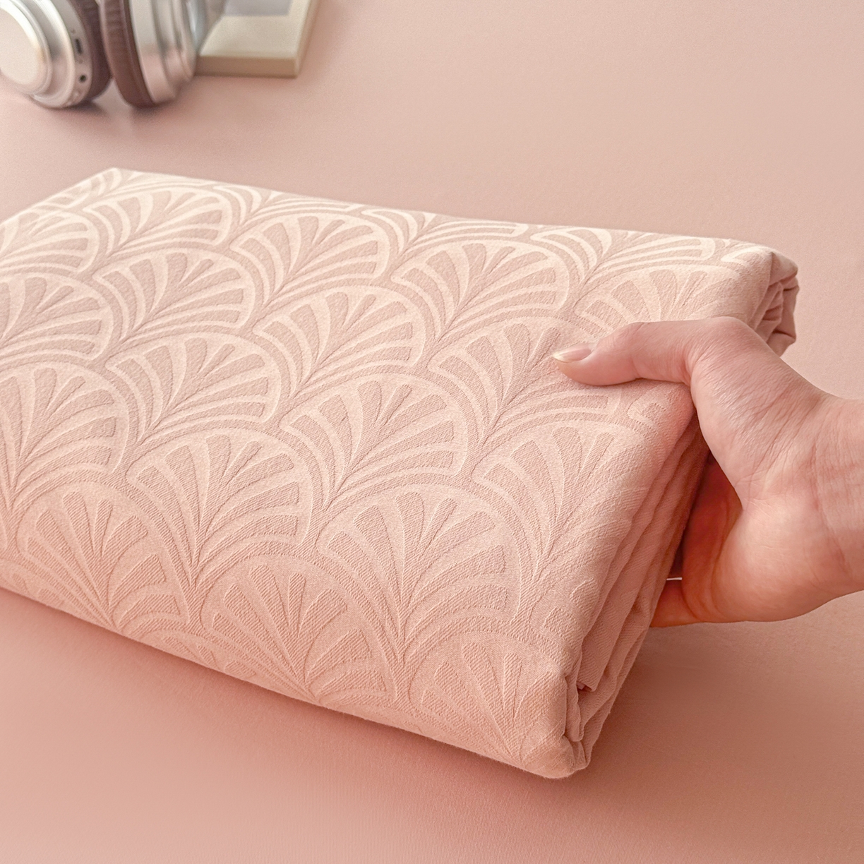 91家纺网 家纺一手货源 找家纺 眠博士 2026新款60水洗立体提花枕套场景二 杏影-粉