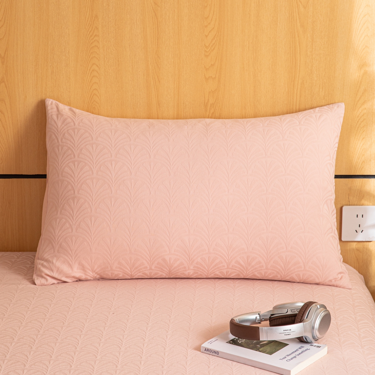 91家纺网 家纺一手货源 找家纺 眠博士 2026新款60水洗立体提花枕套场景二 杏影-粉