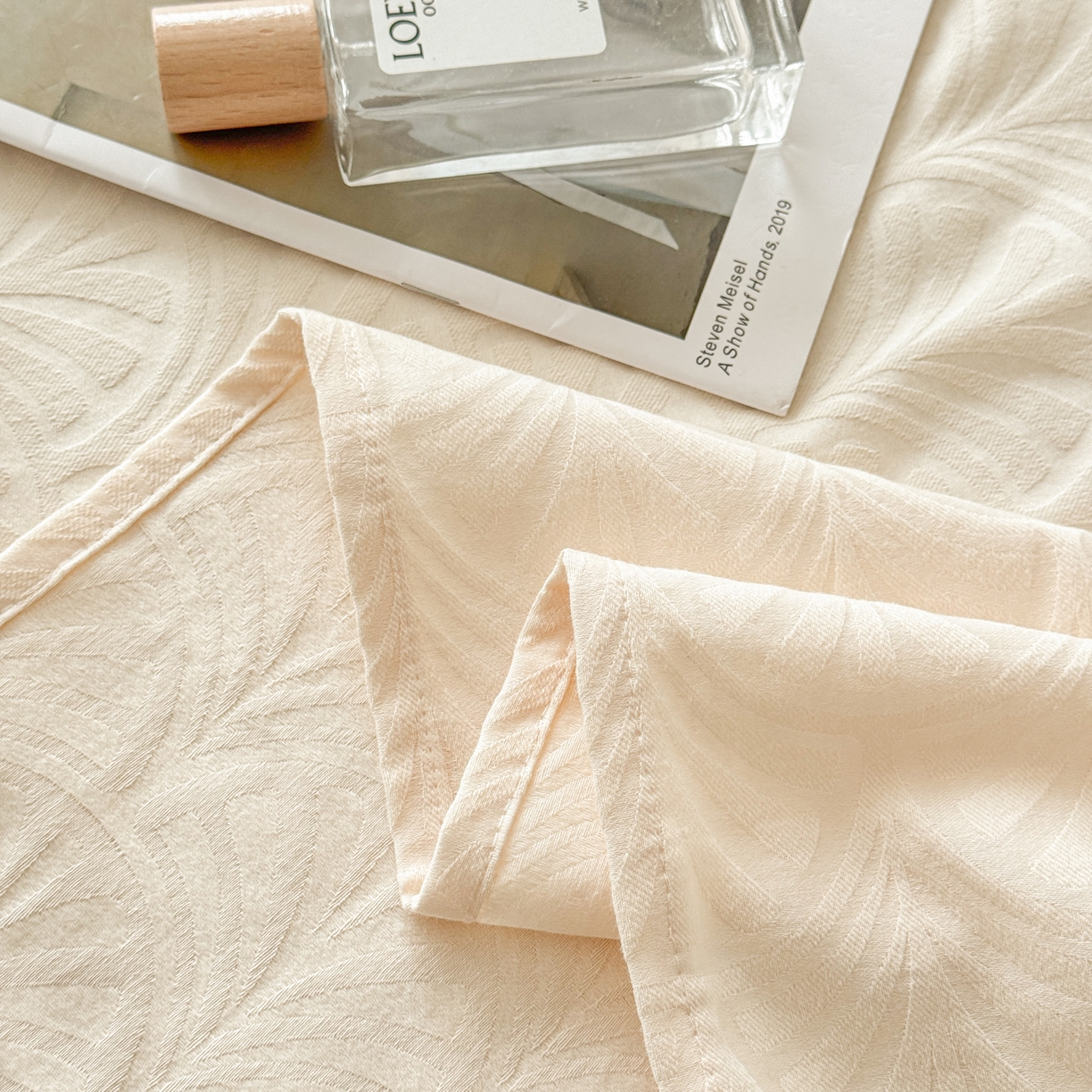 91家纺网 家纺一手货源 找家纺 眠博士 2026新款60水洗立体提花枕套场景二 杏影-奶白