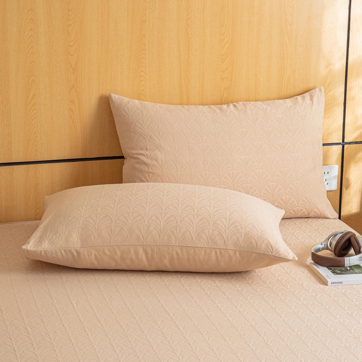 91家纺网 家纺一手货源 找家纺 眠博士 2026新款60水洗立体提花枕套场景二 杏影-卡其